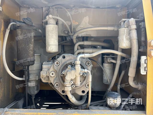 液压泵舱室正面整体（整机外观）