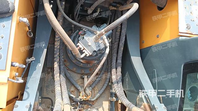 回转马达和主控阀(整机外观) 回转马达和主控阀(整机外观)