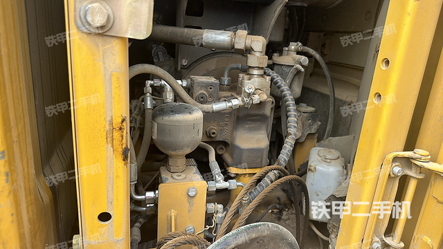 液压泵舱室正面整体（整机外观）