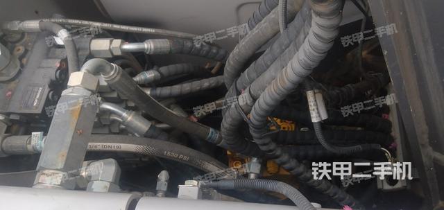 液压泵舱室正面整体（整机外观）