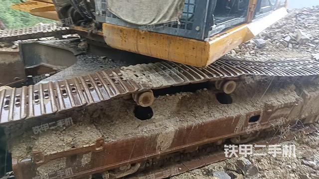 單側(cè)履帶整體(整機(jī)外觀(guān)) 單側(cè)履帶整體(整機(jī)外觀(guān))