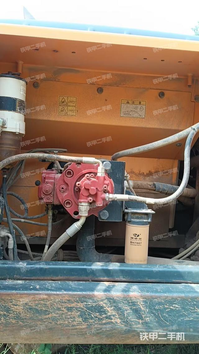 液压泵舱室正面整体(整机外观) 液压泵舱室正面整体(整机外观)