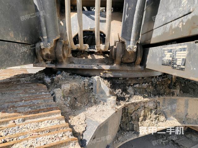 大臂油缸整体 竖拍(工作和回转装置) 大臂油缸整体 竖拍(工作和回转装置)