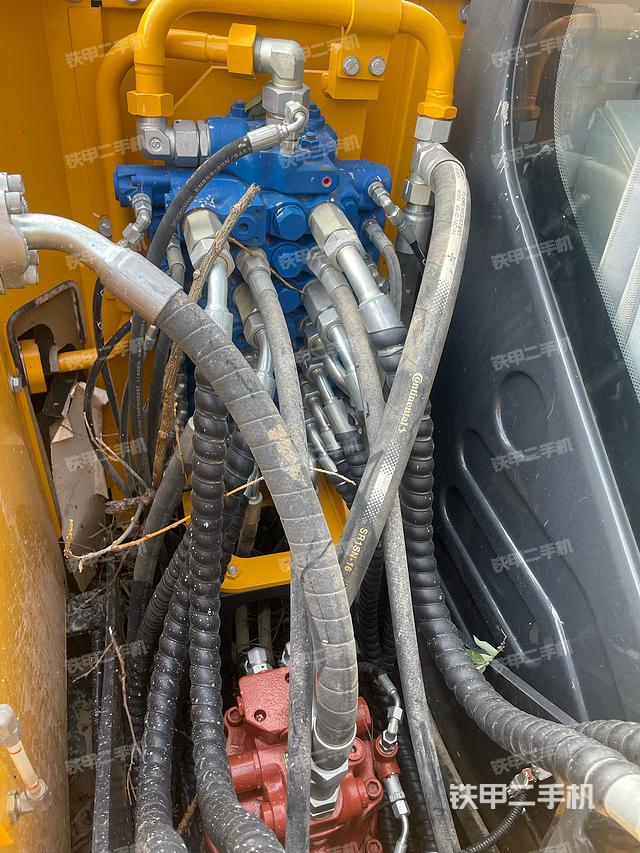 回转马达和主控阀（整机外观）