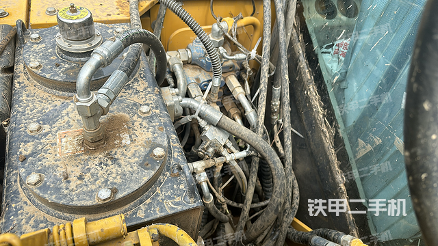 回转马达和主控阀（整机外观）