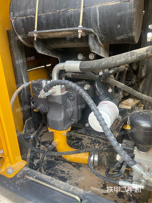 液压泵舱室正面整体（整机外观）