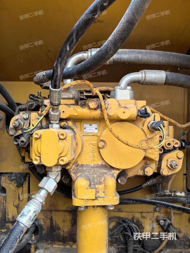 液压泵舱室正面整体（整机外观）