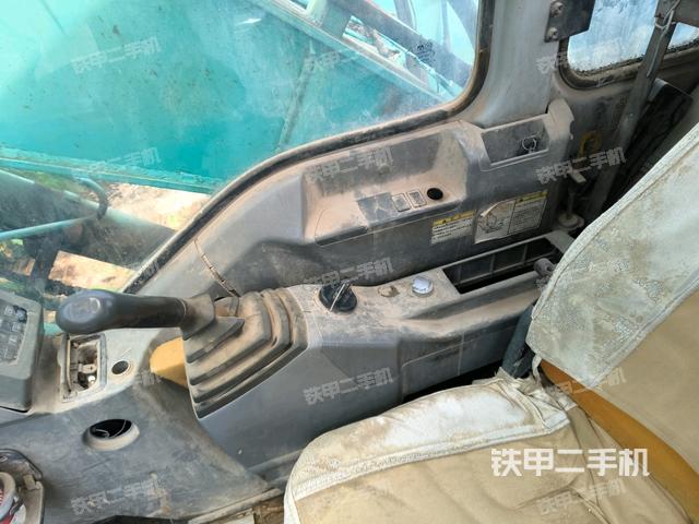 右側(cè)玻璃角標(駕駛室部分) 右側(cè)玻璃角標(駕駛室部分)