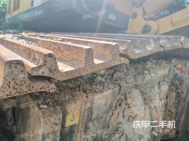 右引导轮/右前轮(行走机构) 右引导轮/右前轮(行走机构)