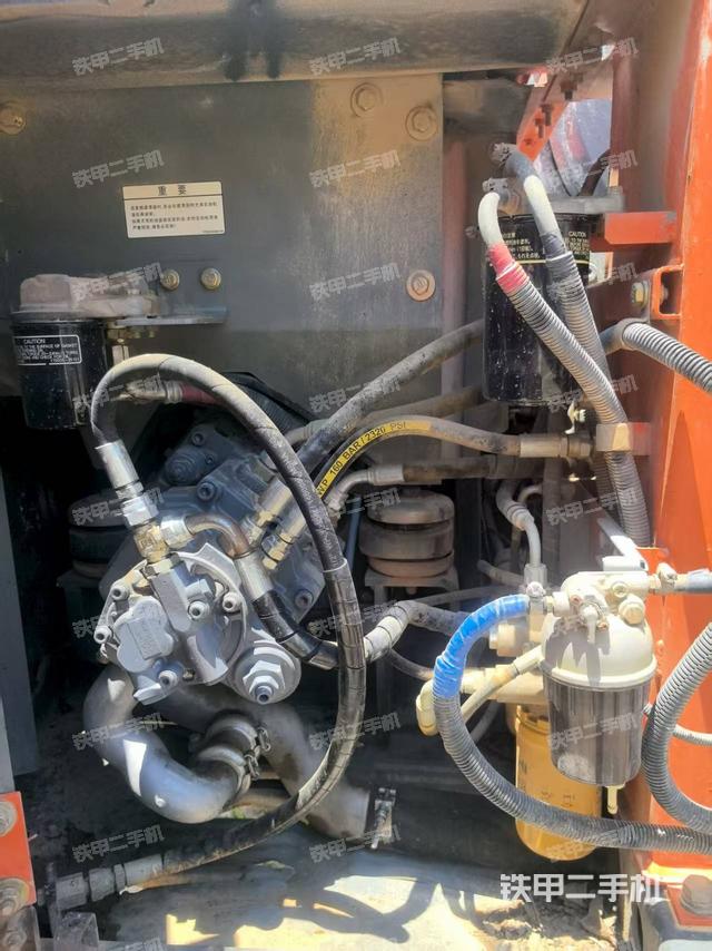 液压泵舱室正面整体(整机外观) 液压泵舱室正面整体(整机外观)