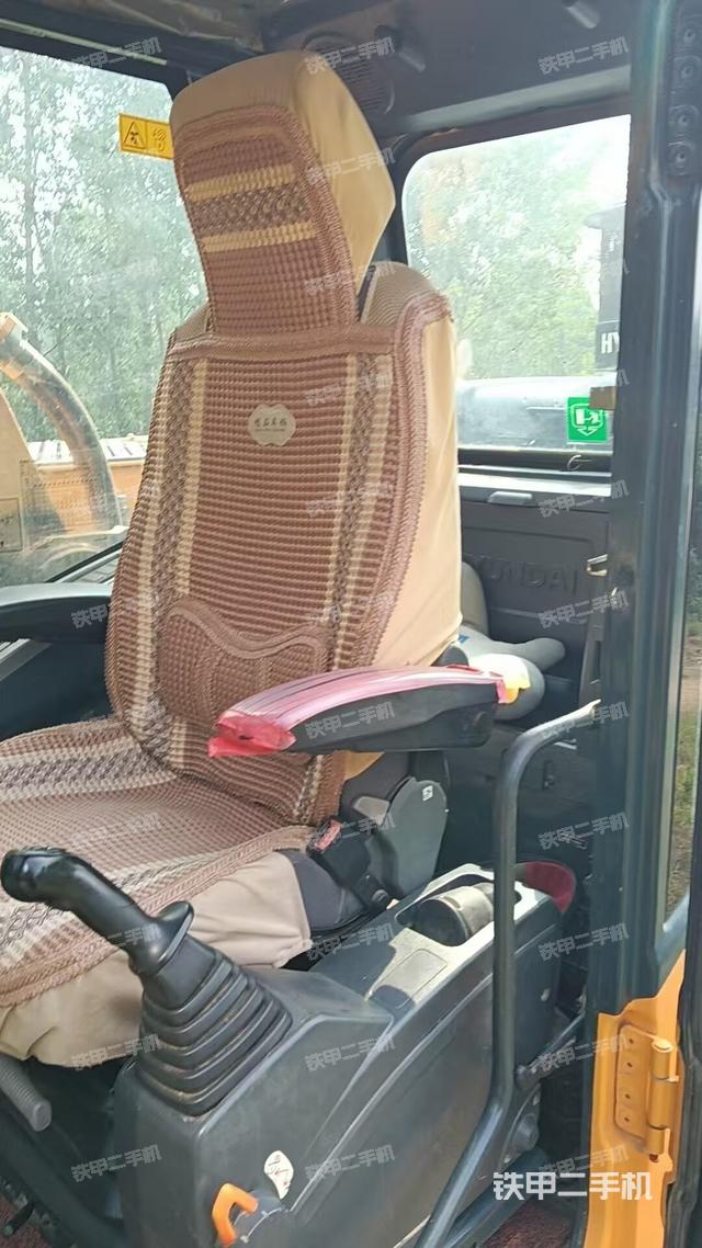 驾驶室整体(整机外观) 驾驶室整体(整机外观)