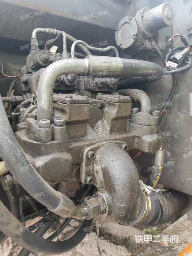 液压泵舱室正面整体(整机外观) 液压泵舱室正面整体(整机外观)