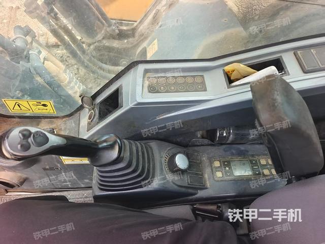 行走控制手柄和踏板 俯拍(驾驶室部分) 行走控制手柄和踏板 俯拍(驾驶室部分)