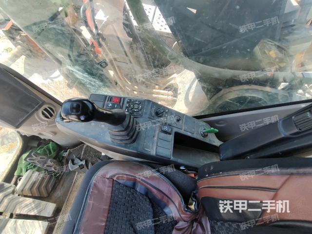 座椅右侧控制台/钥匙门/油门/含右手柄(驾驶室部分) 座椅右侧控制台/钥匙门/油门/含右手柄(驾驶室部分)
