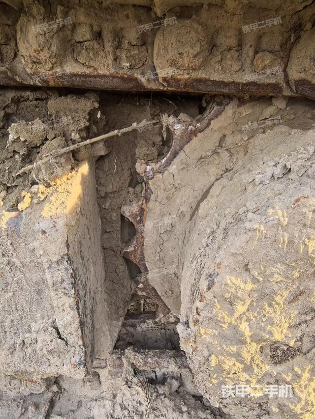 單側(cè)履帶整體(整機(jī)外觀) 單側(cè)履帶整體(整機(jī)外觀)