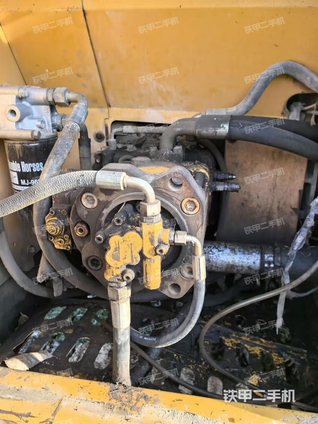 液壓泵艙室正面整體(整機(jī)外觀) 液壓泵艙室正面整體(整機(jī)外觀)