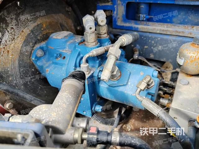 液压泵舱室正面整体(整机外观) 液压泵舱室正面整体(整机外观)