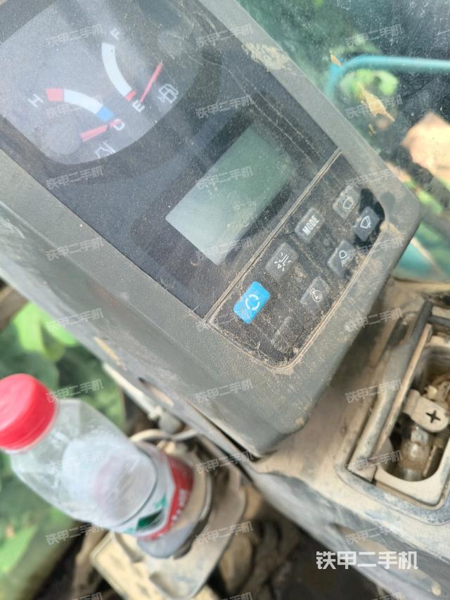行走控制手柄和踏板?俯拍(駕駛室部分) 行走控制手柄和踏板?俯拍(駕駛室部分)