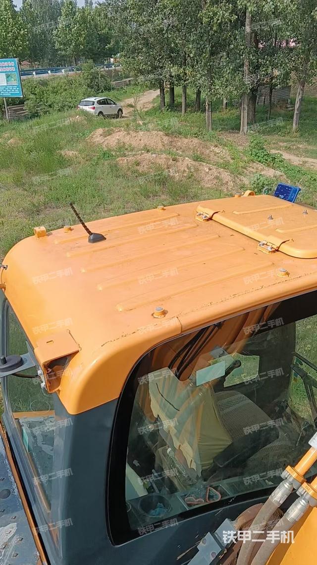 驾驶室顶部(整机外观) 驾驶室顶部(整机外观)