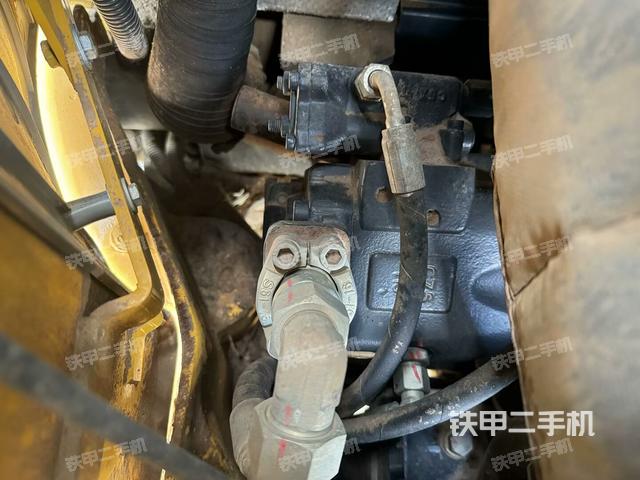 液壓泵艙室正面整體(整機外觀) 液壓泵艙室正面整體(整機外觀)