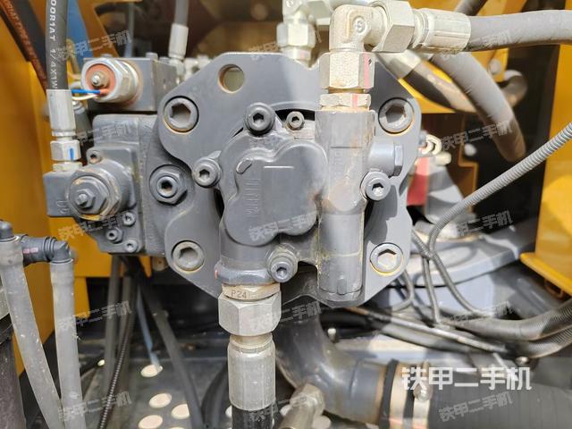 液压泵舱室正面整体(整机外观) 液压泵舱室正面整体(整机外观)