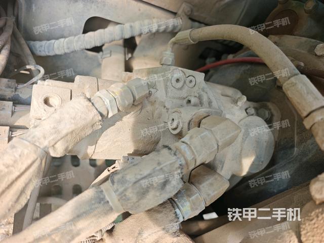 液压泵舱室正面整体(整机外观) 液压泵舱室正面整体(整机外观)