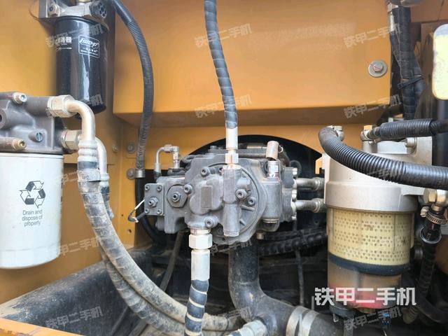 液壓泵艙室正面整體(整機外觀) 液壓泵艙室正面整體(整機外觀)