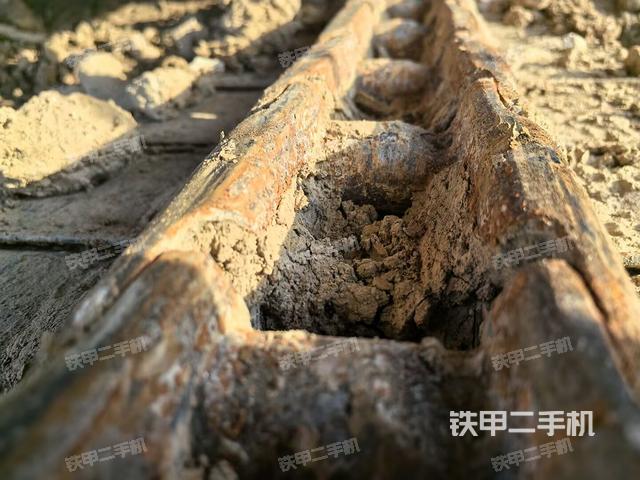 單側(cè)履帶整體(整機(jī)外觀) 單側(cè)履帶整體(整機(jī)外觀)
