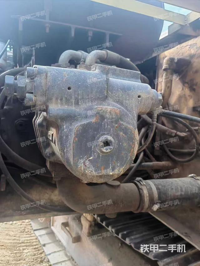 液壓泵艙室正面整體(整機(jī)外觀) 液壓泵艙室正面整體(整機(jī)外觀)
