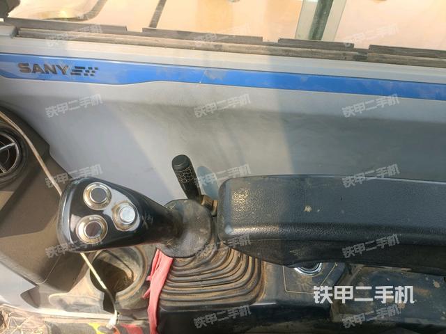 座椅右側(cè)控制臺/鑰匙門/油門/含右手柄(駕駛室部分) 座椅右側(cè)控制臺/鑰匙門/油門/含右手柄(駕駛室部分)