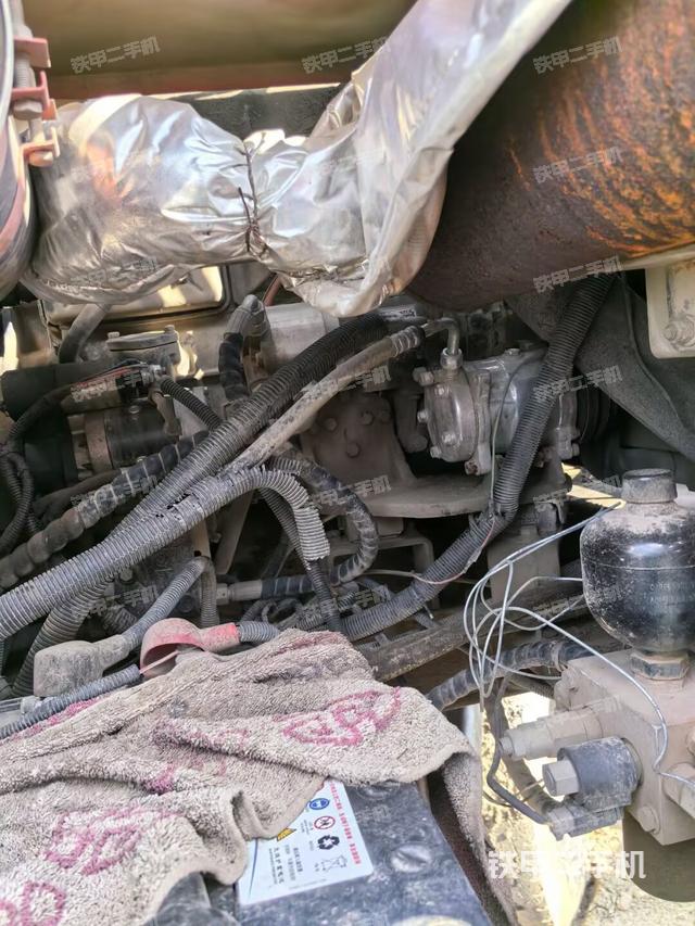 液壓泵艙室正面整體(整機(jī)外觀) 液壓泵艙室正面整體(整機(jī)外觀)
