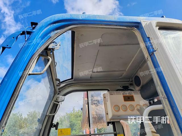 驾驶室顶部(整机外观) 驾驶室顶部(整机外观)