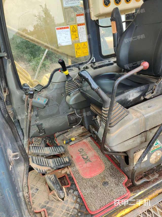 駕駛室整體(整機(jī)外觀) 駕駛室整體(整機(jī)外觀)