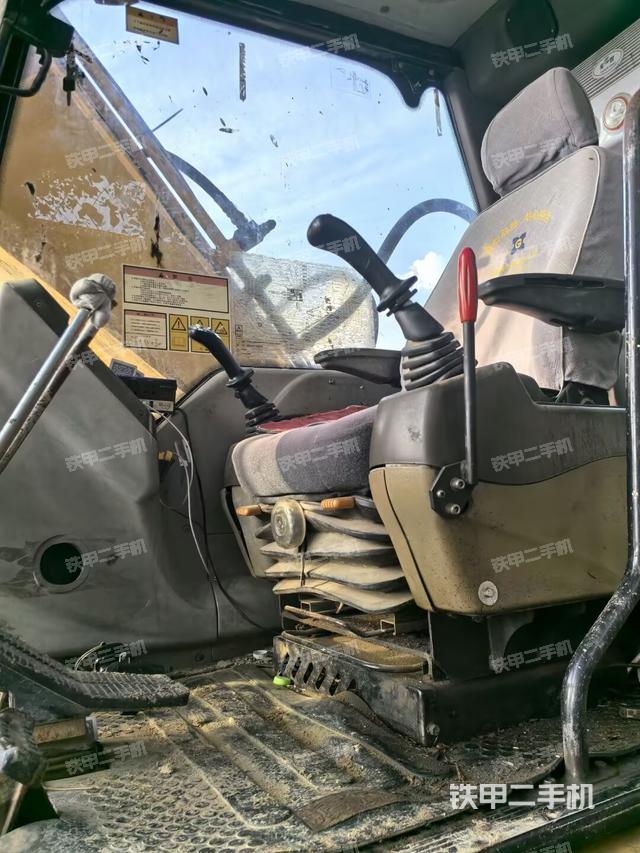 駕駛室整體(整機(jī)外觀) 駕駛室整體(整機(jī)外觀)