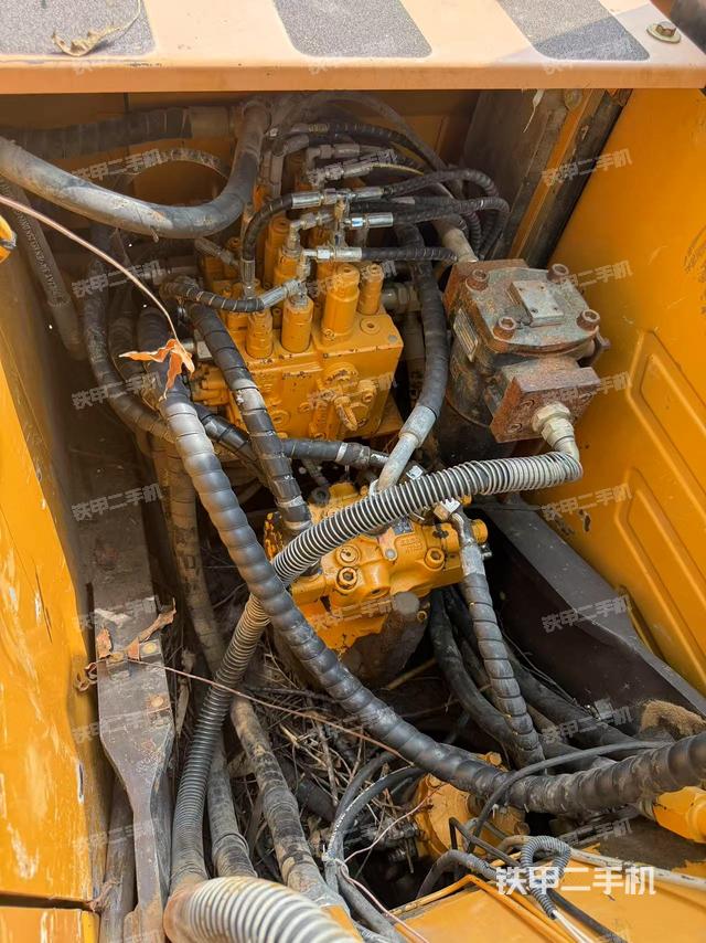 回轉(zhuǎn)馬達(dá)和主控閥（整機(jī)外觀）