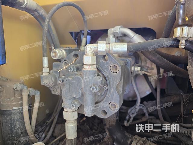 液压泵舱室正面整体（整机外观）