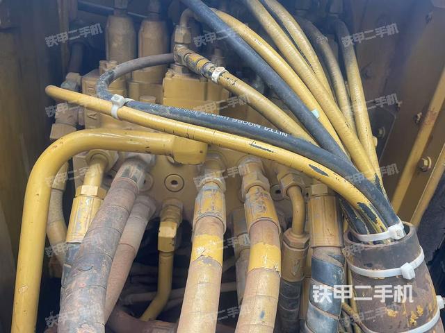 回转马达和主控阀（整机外观）