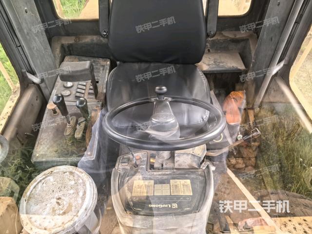 駕駛室內(nèi)部（駕駛室部分）