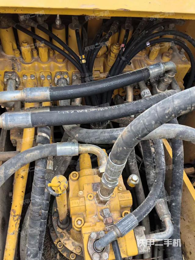 回转马达和主控阀（整机外观）