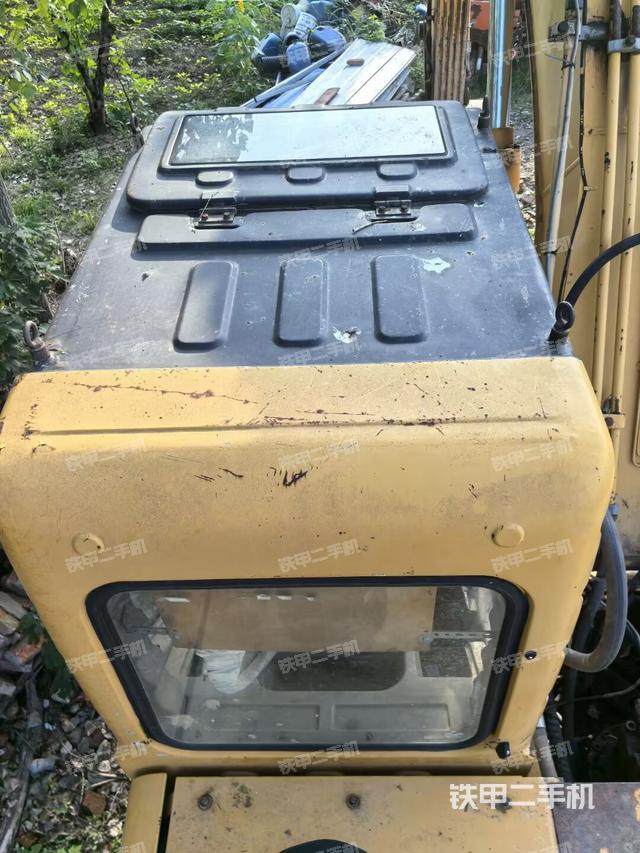 駕駛室頂部(整機(jī)外觀) 駕駛室頂部(整機(jī)外觀)