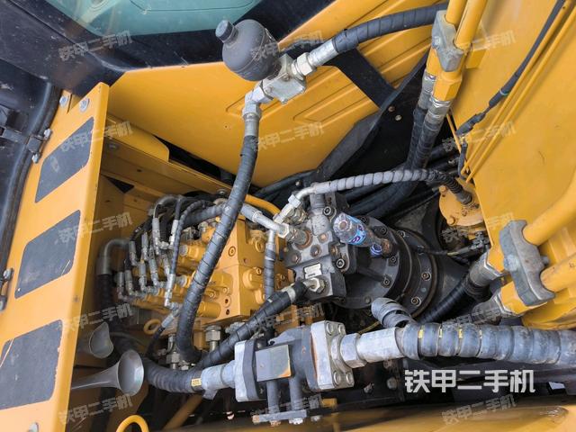 回轉(zhuǎn)馬達和主控閥(整機外觀) 回轉(zhuǎn)馬達和主控閥(整機外觀)