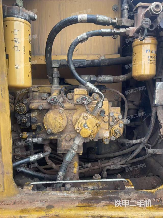 液压泵舱室正面整体（整机外观）