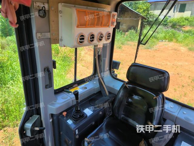 仪表盘全景(推土机驾驶室) 仪表盘全景(推土机驾驶室)