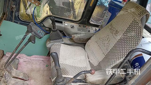 驾驶室整体(整机外观) 驾驶室整体(整机外观)