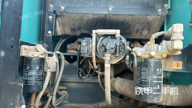 液压泵舱室正面整体（整机外观）