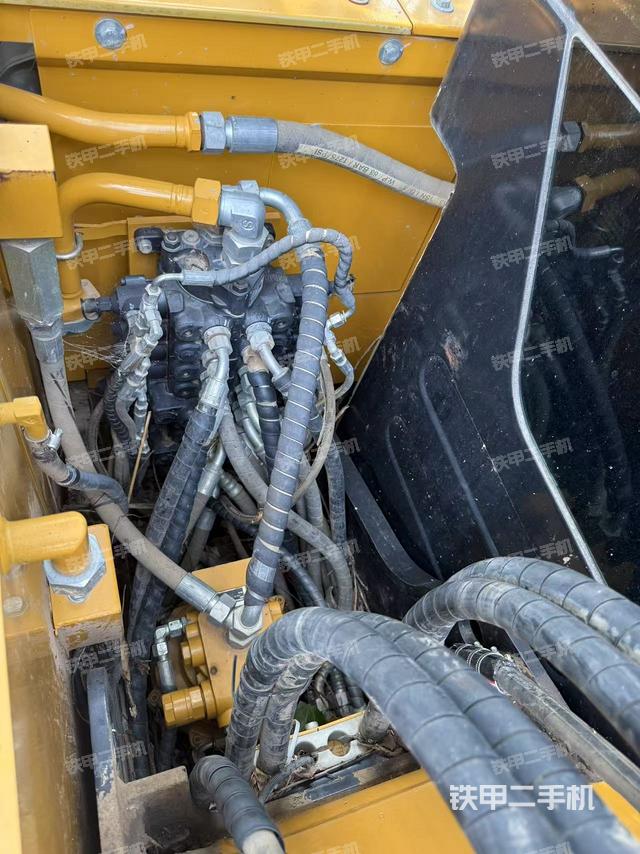 回轉(zhuǎn)馬達(dá)和主控閥（整機(jī)外觀）