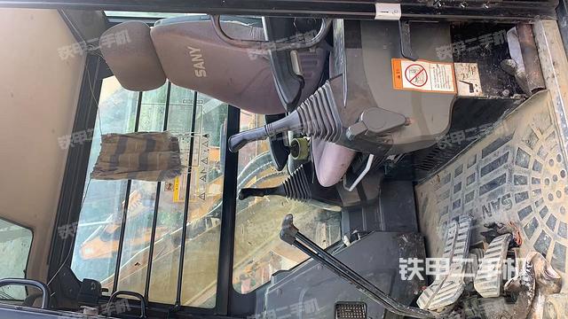 驾驶室整体(整机外观) 驾驶室整体(整机外观)