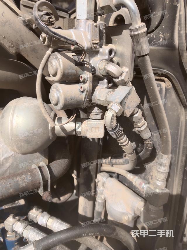 回转马达和主控阀（整机外观）