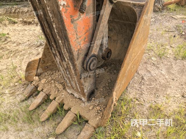 鏟斗右后整體(工作和回轉(zhuǎn)裝置) 鏟斗右后整體(工作和回轉(zhuǎn)裝置)