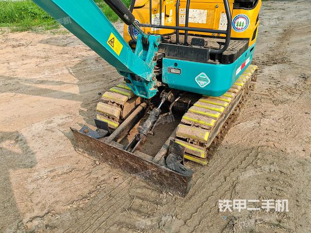 回轉(zhuǎn)馬達(dá)和主控閥(整機(jī)外觀) 回轉(zhuǎn)馬達(dá)和主控閥(整機(jī)外觀)